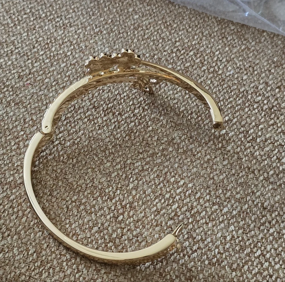 Anne Klien Gold Tone Elegant Butter Fly White Floral Bangle Bracelet New